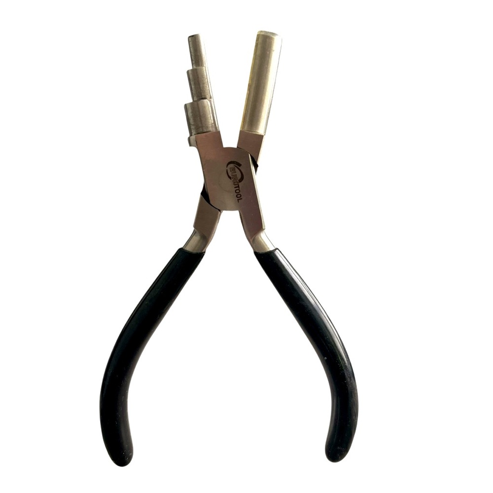 Multi-size bail forming pliers or wire looping pliers